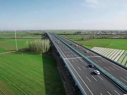 高速省道建设项目规划方案 2026年通车项目济南至宁津高速公路双向六车道,途经齐河县、临邑县、陵城区、宁津县,2026全线通车。表白寺镇生家村、袁家村、大代村、魏家村等 ;临南镇刘大屯村、平辛村、西吕寨村,临盘街道牛角店村、贺家村、黄家村、佟家村、夏胡同村等;郑家寨镇洼李村、前后张村、三肖村、闫福楼村,神头镇李楼村、前孙镇花马张村、小陈庄村等22个村庄 ;保店镇陈庄村等。庆云至章丘高速公路德州段
2026年底通车。庆云县常家镇河涯赵村、中丁乡丁尹村等14个沿线村庄 。
齐河至东阿段德州段双向六车道,济南至临清高速公路齐河至临清段德州段
德州段全长9.01公里2026年底建成通车。
,双向四车道,总投资62.7亿元,计划2026年10月开工,2029年9月交工。路线起自平原县京台高速,向西跨越京沪铁路、德郓高速、德上高速,止于武城县德上高速 。德原街道红庙村、曹庄村、杏仁店村、陈家楼村、戴家口村,三唐乡谭家洼村,王凤楼镇曹糖坊村村庄 ;范窑村、姜庄村、小董王庄村、李官屯村等沿线村庄 。
济南绕城高速晏城,2026年提速办理前期手续。S323乐馆线平原小仓村省重大项目,2026年全面开工,全长40.775公里,双向四车道一级公路,设计时速80公里/小时,途经平原县7个乡镇街道 。51个村庄,包括德原街道东仓村、毛庄村、闫八里村;恩城镇西关村、后夏寨村、前夏寨村;龙门街道堤上王村、水坑王村;前曹镇南油坊村、李寨村、董集村;桃园街道西大马村、西杨村;王打卦镇王打卦村、辛桥村;王凤楼镇西张辛村等 。G240保台线武城县鲁冀界至杨官屯段改建工程,全长24.15公里,双向四车道一级公路,设计时速80公里/小时,2026年重点建设 。李贤屯村、兰庄村、管珩村等;甲马营镇邢坟台村、东魏村、西魏村等;广运街道曲庄村、钱庄村、南关村;后马棚村、东杨官屯村。全长17.693公里,双向四车道一级公路,设计时速80公里,总投资7.2亿元,2026年启动建设,工期24个月。起点关庄村西侧,终点刘大碗村东侧沿线途经宁津县时集镇前焦村等村庄,新增占地64.26公顷。
G339乐陵段改建工程、G308齐河禹城段工程、G514齐河禹城段改建工程,2026年开展前期手续办理 。10个国省道修复养护项目、7个预防养护项目,2026年完成施工 。
#道路 #高速 @DOU+ @DOU+上热门 @抖音小助手