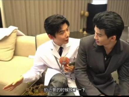 又坐一个椅子
普普被叫去拍戏的时候才发现云旗其实只坐了一个边边😂#这是个真实的事情 #还有这种操作 #花絮 #幕后花絮 #你是凭实力刷到的