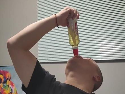 我们凉山人的酒量的酒量不是吹出来的 是炫出来的😂#这是一种很新的喝酒姿势 #小旋风 #是时候展现真正的技术了
