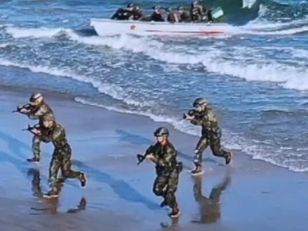 “我们勇往直前,没有退路,豁出一条命,也要把战旗插上城头!”#人民军队淬火成钢 #抢滩登陆 #致敬人民子弟兵