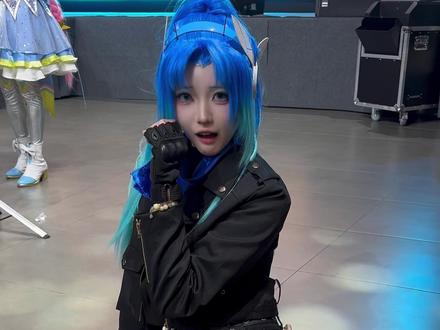 哥哥我摔倒了《和平精英版》 从左到右@奶茶喵 @柒琦77. @慕容云磊 #地铁逃生百人群舞夯爆了 #吃鸡COSER重庆新春巡游颜值爆表 #和平精英 #哥哥我摔倒了 #搞笑 @口子窖 #举杯口子窖新春福禄到