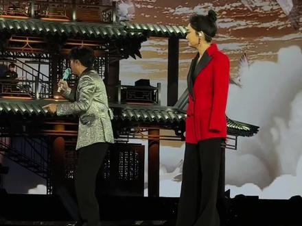 花姐太可爱了,冷得把手锁到了袖子里#凤凰传奇 #自由飞翔 #凤凰传奇杭州演唱会 #大莲花