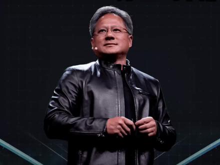 英伟达新GPU跑大模型不卡了?
近日,黄仁勋新发布的 Rubin CPX GPU 太猛了!专为超长上下文 AI 设计,上下文窗口破 100 万 token,靠 “解耦推理” 架构分两步干活:CPX 当 “备菜大师” 搞定计算密集型的上下文处理,标准 Rubin GPU 用 HBM4 显存当 “烹饪大师” 负责高速生成,搭配 Dynamo 平台协调,算力直接飙 7.5 倍,单机架总算力达 8 exaFLOPS!
更狠的是商业价值,每投 1 亿最高返 50 亿,能让 AI 直接分析百万行代码库、生成完整长视频,GitHub Copilot、Runway 等都已期待合作。#英伟达GUP #AI推理新突破 #算力天花板 #热点 #科技