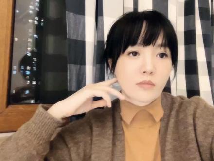 文心一格AI绘图体验感受来了,它不能持续改图,属于一次生图,需要学会书写语言,一次生成不对再改需要付费(电量费),但服务很好社团营销做的很到位,文心一言和文心一格应该是3月16发布,用户可以直接和官方对话,可以提出各种用户需求,不用翻墙不用功率,比较亲民#ai绘画为创作者提供灵感 #ai创作