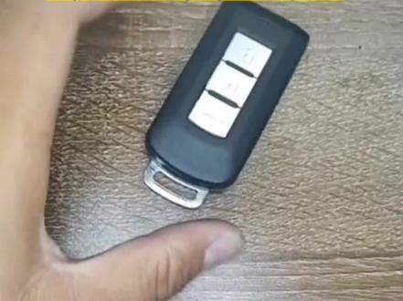 #三菱欧蓝德遥控器换电池 #欧蓝德钥匙换电池 #三菱奕歌钥匙换电池 #劲炫钥匙换电池 #三菱遥控器换电池 广汽三菱欧蓝德/奕歌/劲炫ASX/翼神/帕杰罗/劲畅遥控器换电池