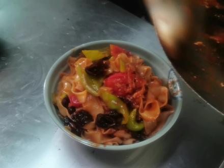 客人点了一份炒烩面,河南厨师教你怎么操作