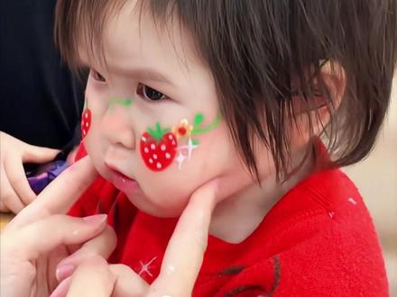 儿童面部彩绘小草莓的画法来了!乐园摆摊给萌娃画彩绘“小草莓”妆,画完的效果真的好可爱呀!妈妈都说画这个图案好适合他,圆嘟嘟的小脸蛋画两颗小草莓,都好过去捏一下。#脸部彩绘 #日常vlog
