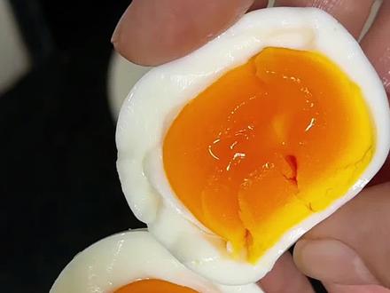 以后水煮蛋就这样吃,一分不多一分不少,就是7分30秒 #跟着蛋神煮鸡蛋 蛋神不愧是蛋神,太好吃了、#水煮蛋的正确做法 #水煮蛋 #蛋神