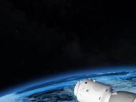 神舟二十号舷窗现裂痕:以安全为弦,奏响太空探索新乐章
2025年11月14日,一则来自中国载人航天工程办公室的通报引发全球关注:神舟二十号载人飞船返回舱舷窗玻璃出现毫米级细微裂纹。经多学科团队联合研判,这枚来自太空的“不速之客”——空间碎片,被锁定为最大诱因。尽管裂纹未触及结构安全,但在穿越大气层的“火焰洗礼”中,1600℃的极端高温与每秒数公里的气动冲击,可能让微小裂痕演变为致命风险。面对生命与数据的双重考验,中国航天人以“零容忍”态度按下暂停键,果断终止原定返回计划。
应急方案如精密齿轮般无缝衔接:11月14日11时14分,神舟二十号乘组(陈冬、陈中瑞、王杰)通过**“天地接力”机制平稳转移至神舟二十一号飞船,如流星般划破长空,安全返回地球。而留轨的神舟二十号则化身“太空实验室”**,持续记录空间环境对材料的老化效应,将风险转化为科研价值,为下一代航天器披上更坚固的“铠甲”。
这场意外,既是太空环境严酷性的生动注脚,亦是中国航天**“安全至上、系统冗余”理念的深刻实践。从主动披露技术细节的透明姿态,到轮换机制展现的从容底气,中国航天正以开放包容的胸怀与精益求精的匠心**,为人类探索宇宙的征程标注新的安全高度。