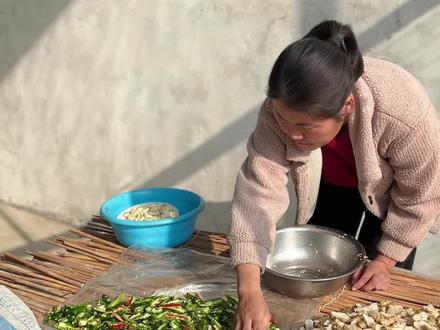 又到了淹洋姜的时侯了,今天用了妈妈给的方法淹上了满满一大坛子来了#记录真实生活 #自制咸菜 #洋姜 #美味下饭菜 #纯天然无添加