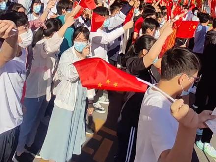 兰陵一中学校领导和高三老师一起为高三学子送行,祝愿他们马到成功#高考加油