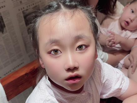 她为了做到勤俭节约也是拼了!😂#金牌育言家#聪明小脑袋国宝也可AI#于兜兜