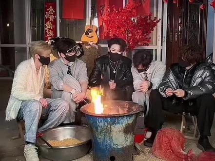 你们也很舍不得对方吧
你们相互支持相互帮助一起完成了这份大事很厉害粉丝们为你们感到骄傲也为你们感到心疼没有好好休息,杀青了好好休息下吧你们辛苦了@𝑇.山鬼👻 @𝑇.龙傲天.ᒻᒻ @𝑇. 虎凌云.ʰʰ @𝑇.小辛巴😺 @𝑇.未来星ʚ☆ɞ #山鬼带伙伴们回村炸年 #五马回村年兽吓昏 #听潮阁山鬼 #T山鬼 #山鬼双溯而生