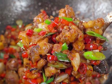 正宗的湖南家乡味 老长沙口味鸡 辣的过瘾!#湘菜 #炒土鸡