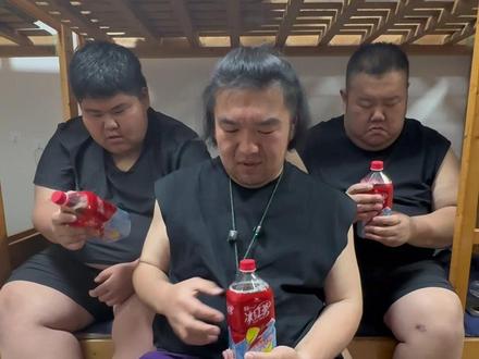 花胖讲:嘴哥说的可以喝 @健身华哥(生活号) 我们就喝了一口,其他的在垃圾桶,@嘴哥 都是他教的反正。@花胖 @煜子逆袭(400斤) 明天我们搞全麦汉堡,说好了也只吃一口。#百人百日百万 #华哥带你练 #百日彭于晏