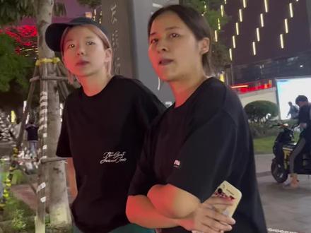 我和明哥在等车,看到你了 @方头明