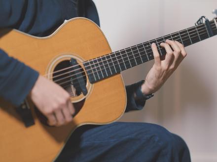 超还原!周杰伦《那天下雨了》吉他扒谱(附谱) 23年前,一首《晴天》唱出了青春的遗憾,23年后的今天,《那天下雨了》时空完整闭环~但故事还在继续!#周杰伦新歌 #那天下雨了 #吉他谱 #周锒的吉他教室