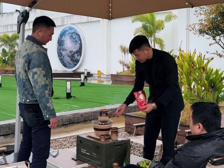 你年纪轻轻就这么成熟 一路走来肯定吃了很多苦吧…