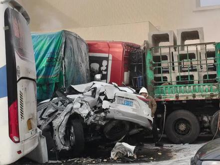 京哈高速 长春路段#米沙子#多车连撞 #大家行车注意安全