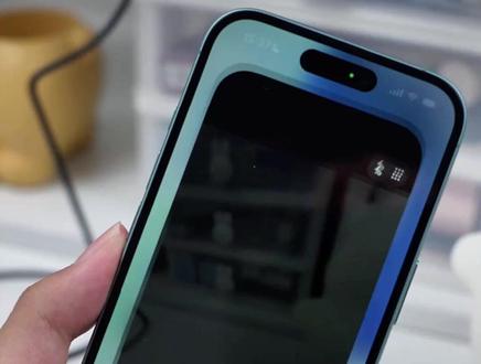 相机键别乱按!iPhone这样玩才顺手📸 你是不是也觉得iPhone 16/17侧边这个相机键有点鸡肋?一开始我也这么想,直到把设置翻了一遍,才发现自己真的没用对。
它不只是秒开相机、长按录像这么简单。轻按一下可以调出控制环,滑动就能切换焦距,拍人像特写或者远景都很顺。再轻按两下还能切摄影风格,画面是实时预览的,不用进菜单来回点。
设置里还能调整按压力度,甚至有练习模式帮你熟悉手感,用久了会越来越顺。还有个细节,改一下启动方式后,基本可以做到不解锁就快速抓拍、扫码。
这个按钮用对了真的会省很多步骤,用错就会觉得多余。建议你现在就去试试,说不定会对它改观。📱
#iPhone #iphone原相机 #iphone拍照小技巧