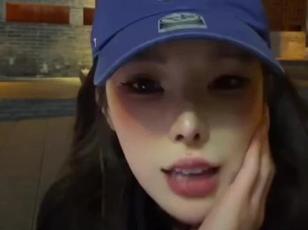 “小奶狗”言希可能对磕CP还不太适应。4月初言希曾经与#龙浩天妹妹 在雨中共舞,但并没有引发多少关注,因为当时小龙女的CP队伍还很庞大。但后来有段时间因为部分男团回重庆轮训,御见King又不参与CP局,小龙女的CP队伍显得捉襟见肘,而小龙女磕CP又是龙浩天直播间的定海神针,戏不能停。于是言希被选中,因为他恰好是龙悦喜欢的类型,在瑶瑶带领下也有些排面,所以就入了CP局。CP粉有些是真入迷,有些带有明显的倾向性,连以太这样的老人都会引来风言风语,更何况新人呢。借用曲艺界的行话“台上没大小,台下立规矩”,想开点但不要想太多就好了,不然真对不起你的贵人们呢。#直播 #舞蹈 #情侣 #社会百态