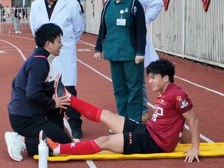 “医生面前只有伤员” ,万州队队医客场紧急施救对方球员