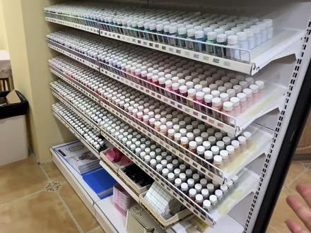 今天介绍下拼豆流程,由于录视频有点紧张,有好多地方没说全,补充一下,进屋可以先核卷,坐下之后店员小姐姐会给送工具,打孔免费,简单的链条拼多少送多少个,好看的钥匙链,有免费的,还有收费的,就能想起来这么,有问题大家在留言#拼豆 #沈北