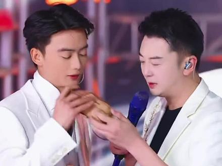 🍑给男神的礼物被昊文抢了😂@昊文🍊星城 @蜜桃🍑ᵐᵗ (星城) @昊瀚日常 #直播录屏分享