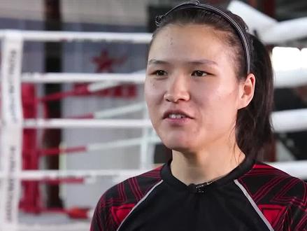 张伟丽意外成为双冠王,替补出战横跨两个级别,骑着巴西拳王打废#张伟丽