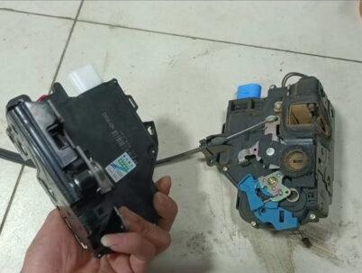 斯柯达晶锐防盗解锁后.2个后门有时候内外都开不了.更换锁机总成即可
