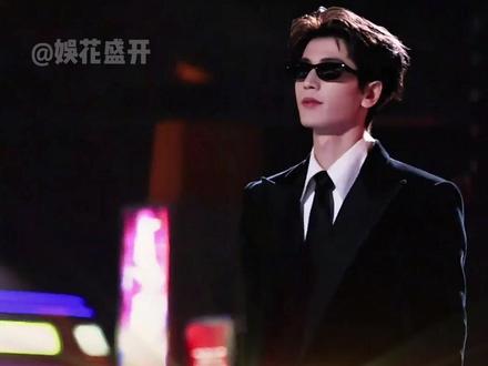 本以为张凌赫40秒走秀够绝了,看到张艺兴改编《大花轿》,才懂啥叫真正的“跨年福利”#张艺兴 #张凌赫 #大花轿 #内容启发搜索 #影娱热点团