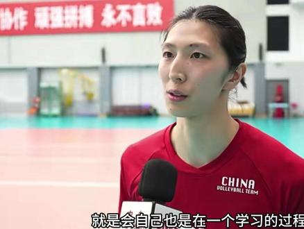 #中国女排#吴梦洁 吴梦洁介绍自己伤病情况:
“两个半月前一次训练的意外,跟队友撞在一起,内侧副韧带的下肢垫断裂。
保障很快就跟上了,受伤之后就在北京三医院住院和手术,手术之后江苏队与国家队很快就介入了,手术后的第三天就开始了有球训练和一些康复的治疗。
自己也是在屏幕外给他们加油,一直在看比赛。其实在看比赛的同时也是换一种方式学习吧。因为自己在场上打的时候有些问题意识不到,在场下看会慢慢带入,然后去学习,在想如果这个球在场上我应该怎么做,会把自己代入进去。”#中国女排亚锦赛 #排球运动员 #敢打敢拼 @上热门🔥🔥🔥 @DOU+上热门 @DOU+小助手