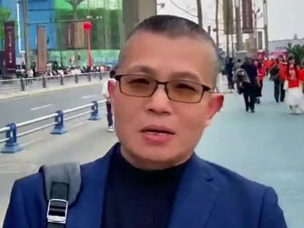 何逸舟教授在眉山演唱会应援尧尧天蔚俩位老师#我的刀郎情结 #创作者中心 #创作灵感#徐子尧 #眉山演唱会