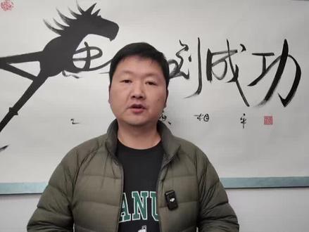 第31集:今天有好几位家长来问我:“巨校,二中素养营要不要去?” 我说句大实话:是蜜糖,也可能是砒霜。 二中素养营的节奏非常快,周六全天高强度数理轰炸。如果孩子本身校内成绩还没吃透,或者偏科严重,硬塞进去只会打击自信心,最后连普高线都保不住。 教育不是拔苗助长,是因材施教。 如果你家娃是数理苗子,那必须冲,这是进博雅班的入场券;如果是为了跟风,大可不必。 拿不准的,把孩子成绩单发我,我帮你具体评估一下。 #蚌埠教育 #二中素养营