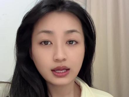 零成本自制英语跟读素材全流程(附软件实操)
你是不是也经常刷到绝佳的英语短视频,却不知道如何把它变成可跟读的素材?今天这期纯干货教程,手把手教你用“每日英语听力”把任何视频变成你的私人跟读库,全程免费!
【前置准备】
✅ 工具清单:
手机一部(教程以iOS/安卓通用)
每日英语听力APP(免费版本即可)
你刷到的任意英语短视频(抖音/B站/YouTube等)
【核心三步法】
第一步:获取视频音频
▸ 方法A(直接录制):
在播放视频时,用手机自带的屏幕录制功能录制1-2分钟片段
确保环境安静,视频原声清晰
▸ 方法B(下载提取):
使用视频下载工具(如Timeline、Documents等APP)
将视频下载后,用音频提取APP转换成MP3格式
第二步:导入每日英语听力
打开APP,进入【我的】-【我的上传】
点击右上角上传按钮,选择你的音频文件
填写素材信息:
标题:建议包含“跟读/影子跟读”关键词
难度:根据内容自评等级
标签:添加“自制素材”“影子跟读”等标签
第三步:添加字幕文本(关键!)
上传后进入素材编辑页面
点击【添加字幕】-【手动创建】
分段输入原文文本(建议每句一行)
保存后,系统会自动同步音频与文本
【进阶技巧】
✨ 让素材更好用的设置:
在文本中添加生词注释(双击单词即可添加)
设置跟读模式:单句循环/AB复读
调整播放速度:首次跟读可调至0.75倍速
【实操演示】
(此处可描述具体操作截图或录屏展示)
“以某电影片段为例:从屏幕录制→提取音频→上传APP→添加字幕→开启跟读模式,全程演示2分钟搞定”
【使用场景】
通勤路上:刷到的好素材即时转成跟读练习
备考期间:针对性制作考试话题相关素材
兴趣驱动:只练自己真正感兴趣的内容
【注意事项】
⚠️ 版权提醒:自制素材仅供个人学习使用
⚠️ 音频质量:确保背景噪音小,人声清晰
⚠️ 文本准确:字幕文本需仔细核对,避免错误
【结尾鼓励】
别再让好素材在收藏夹里吃灰了!马上打开你最近收藏的一个视频,按照这个教程试试看。制作自己的专属跟读素材,学习效果至少提升3倍!
#影子跟读 #英语口语提升 #每日英语听力 #自制学习材料 #免费学习工具