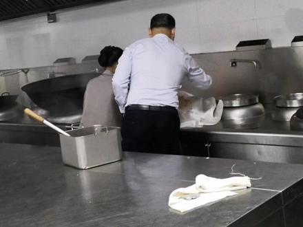 #油锅着火怎么办 #灭火方法 #抖音 现场实操原声带#厨师必会技能