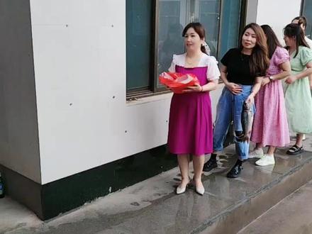 爸爸66,吃闺女一刀肉,健康又长寿!鲤鱼窜一窜,活到103!大葱配酒,活到109!蛋糕甜甜,好运连连,红包🧧666顺心顺意健康又长寿!
老爸生日快乐,最后都已说不出话了😂