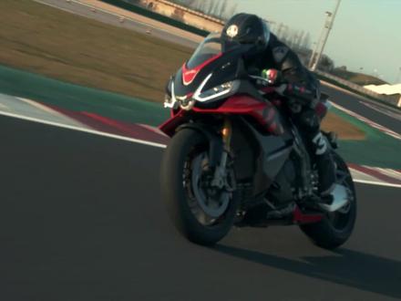 V缸马力怪兽《阿普利亚-RSV4》一把好牌!打稀烂的代表!