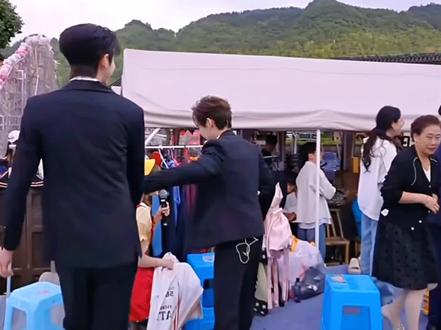 还记得峻伊说她想要的我都给吗? 以后紫霖回去了就磕这一对,妹妹本来也只是跟哥哥调侃说想要会飞的龙,没想到峻伊姐姐是真给呀,太宠啦!❤️#峻伊#龙浩天妹妹 #也太可爱了吧 @龙悦🐰(龙浩天妹妹) @峻伊🤍⁹²⁸-101 @抖加🔥上热门🔥dou+🔥热点宝
