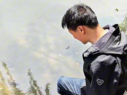 坐船拍照,手机掉落,看我如何用无人机寻回!#手机打捞#捞手机#去捞吧#潜水打捞