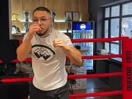 赵佳奇vs阿曼塔耶夫火药味拉满,今晚19:00,看裸拳狠人vs扇耳光狠人,究竟谁更狠。#赵佳奇vs阿曼塔耶夫