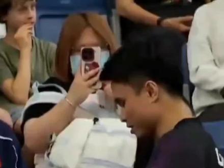 周启豪也被淘汰出局,届时国乒男队三人被淘汰,很是可惜。继温瑞博、陈俊菘男单一轮游后,周启豪的男单第二轮1比3不敌法国17岁小将科顿,输掉比赛。比赛中周启豪开局顺利拿下首局,随后状态突然掉线,被对手连扳三局落败止步32强。他向来被称作“神经刀”,状态爆棚时能战胜马龙、樊振东等顶尖主力,低迷时却频频爆冷,发挥起伏过大,这也是他征战多年始终难以坐稳主力位置的关键。希望这三位队员及时总结调整,早日突破心态与状态的瓶颈。#周启豪#温瑞博#陈俊崧