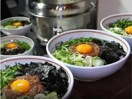 开在韩国釜山的豚骨拉面店,老板是日本拉面大赛的第一名,这碗拉面到底有什么特殊?#抖音精选 #舌尖上的抖音 #妈呀太香了 #韩国美食 #日式拉面