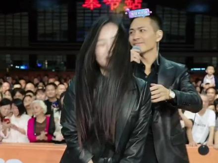 中国好声音冠军童小霞来索图大舞台 唱功了得让索图倾尽一切挽留!#索图 #索图大舞台 #好声音 #音乐现场 #湖北
