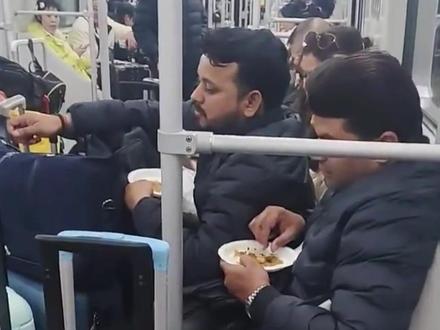 多名外籍人士被曝在车厢内吃馅饼,上海地铁回应,“车厢内不能吃东西,遇此类情况可向工作人员求助”