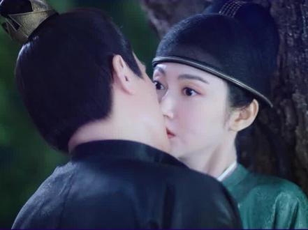 #慕灼华刘衍新剧醉酒吻 #灼灼风流 进度条直接倍速拉满,定王殿下出息啦!是谁在抱被尖叫啦!