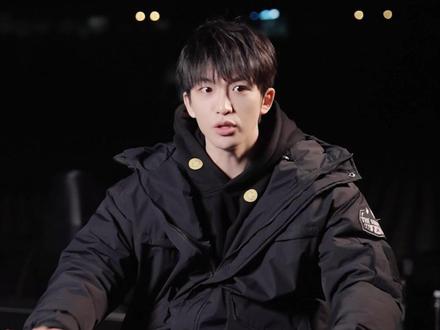 #黄子弘凡得知能在鸟巢开唱后第一反应 3月14、15日,歌手黄子弘凡在鸟巢连续两天举办个人演唱会。回想起刚确认这个消息时的反应,他说“我根本没信!”#黄子弘凡 #黄子弘凡鸟巢 #媒体精选计划