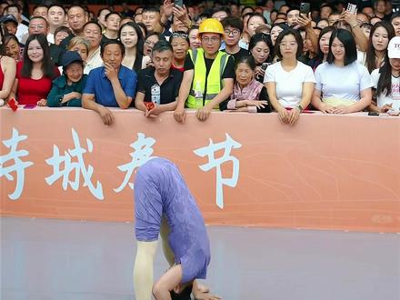 以为她做不到的动作倒立走路,结果索图被她高难度动作超越了,#索图大舞台