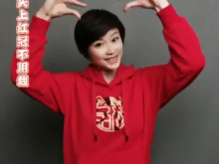 #亮姐手势舞 #古诗手势舞
06集 #画鸡 #手势舞 #幼儿手指游戏
头上红冠不用裁, 满身雪白走将来。
平生不敢轻言语,一叫千门万户开。
#送给宝贝的古诗系列
再也不用担心宝贝记不住古诗词了!