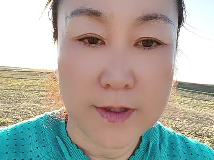 这就是新疆阿魏草,属于药食同源的植物,能吃,新疆北疆最常见的阿魏草(也叫大果阿魏,香阿魏),是伞形科阿魏属植物,新疆特有,也是全国名特优新农产品。